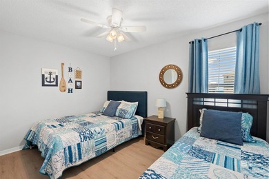Beautifully furnished and recently updated, this three-bedroom - photo 33
