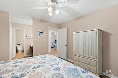 Beautifully furnished and recently updated, this three-bedroom - photo 34