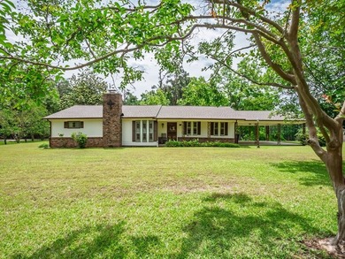 This house in move in ready. If you like hunting and fishing - photo 2