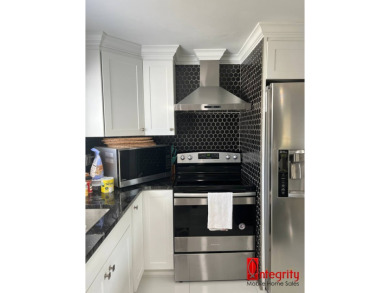 FULLY RENOVATED 2 BEDROOM, 2 BATHROOM HOME Located less than 10 - photo 6