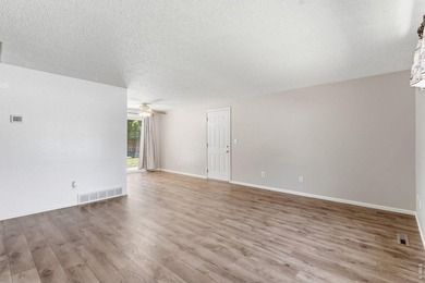 No HOA, No Metro! Pride of ownership shines in this - photo 3