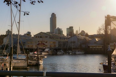 Rising along the seawall in Yaletown's Beach District, Silver - photo 28
