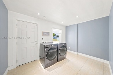 Modern vibes, smart upgrades! Tastefully updated 3-bedroom - photo 36