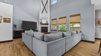 Soaring ceilings, rich real hardwood floors with custom inlaid - photo 8