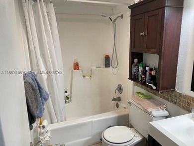 Very nice 2 beds one baths apartment, excellent for living or - photo 2