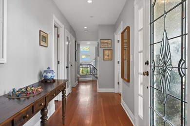 Beautiful move-in ready residence offering sophisticated - photo 7