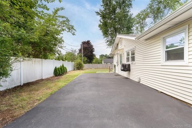 Very Spacious (2300 Square Feet) Large expanded ranch with - photo 24