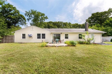 Very Spacious (2300 Square Feet) Large expanded ranch with - photo 25