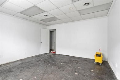 Remodeled commercial building, located on the way to downtown - photo 12