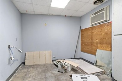 Remodeled commercial building, located on the way to downtown - photo 13