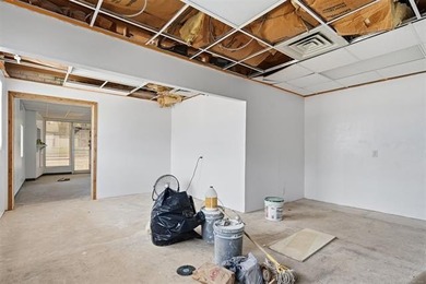Remodeled commercial building, located on the way to downtown - photo 16