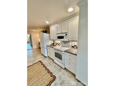 Rare East Bay Condo, Corner Unit with No Stairs & over 1700 sq - photo 18