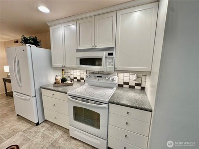 Rare East Bay Condo, Corner Unit with No Stairs & over 1700 sq - photo 19