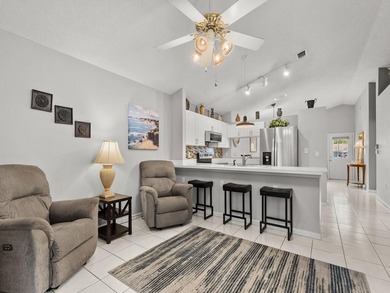Beautiful move-in ready villa located in Kings Isle, a desirable - photo 12