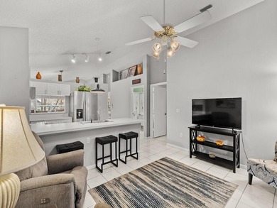 Beautiful move-in ready villa located in Kings Isle, a desirable - photo 13