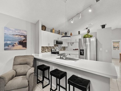 Beautiful move-in ready villa located in Kings Isle, a desirable - photo 14