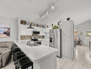 Beautiful move-in ready villa located in Kings Isle, a desirable - photo 15