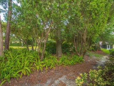Beautiful move-in ready villa located in Kings Isle, a desirable - photo 28