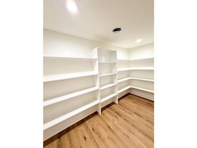 Welcome to this beautiful, completely renovated from top to - photo 6