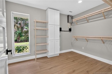 Completely renovated estate in the sought-after gated community - photo 11