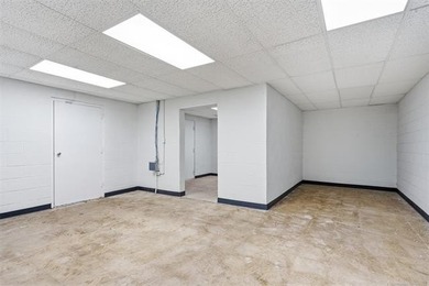 Remodeled commercial building, located on the way to downtown - photo 13