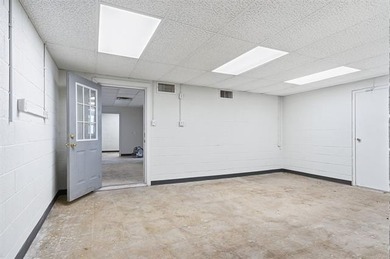 Remodeled commercial building, located on the way to downtown - photo 14