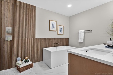 Completely renovated estate in the sought-after gated community - photo 14