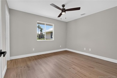 Completely renovated estate in the sought-after gated community - photo 19