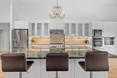 Vaulted ceilings, wide-plank floors, a polished granite - photo 20