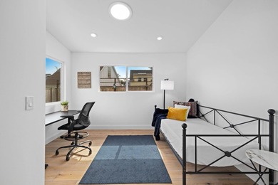 Vaulted ceilings, wide-plank floors, a polished granite - photo 21