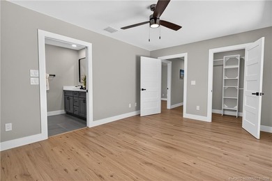 Completely renovated estate in the sought-after gated community - photo 23