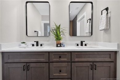 Completely renovated estate in the sought-after gated community - photo 24
