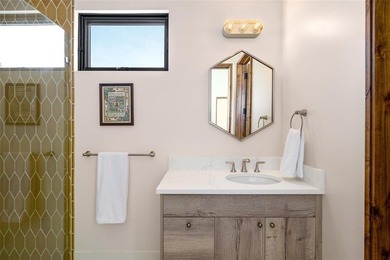Welcome to this newly constructed home for all seasons in Alpine - photo 24