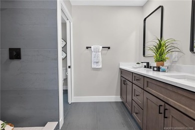 Completely renovated estate in the sought-after gated community - photo 26