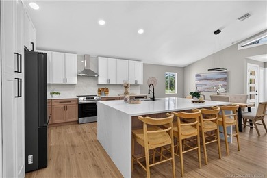 Completely renovated estate in the sought-after gated community - photo 32