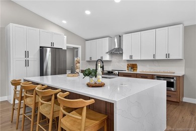 Completely renovated estate in the sought-after gated community - photo 34