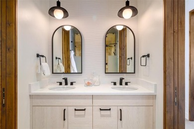 Welcome to this newly constructed home for all seasons in Alpine - photo 36
