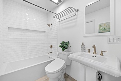 Vaulted ceilings, wide-plank floors, a polished granite - photo 37