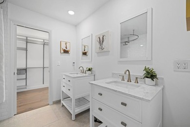 Vaulted ceilings, wide-plank floors, a polished granite - photo 38