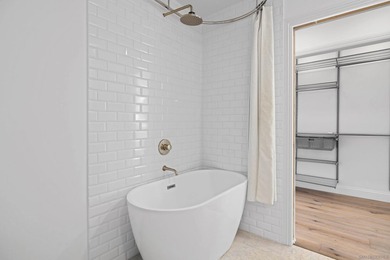 Vaulted ceilings, wide-plank floors, a polished granite - photo 41
