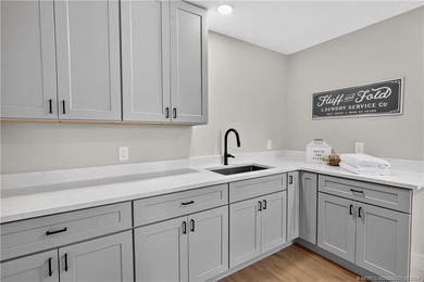 Completely renovated estate in the sought-after gated community - photo 42