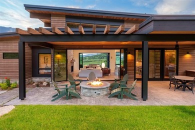 Welcome to this newly constructed home for all seasons in Alpine - photo 43