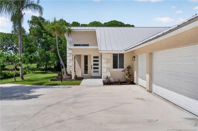 Completely renovated estate in the sought-after gated community - photo 50