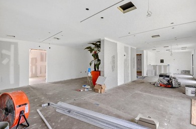 Presenting a rare and versatile commercial compound set on - photo 19