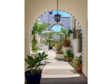 Rare luxury condo in the sought-after Sevilla Development - photo 1