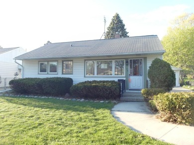 Location, location, location. Cozy, neat, 3-bedroom, 1 bath - photo 1