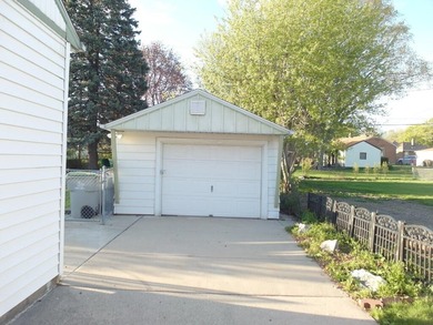 Location, location, location. Cozy, neat, 3-bedroom, 1 bath - photo 2