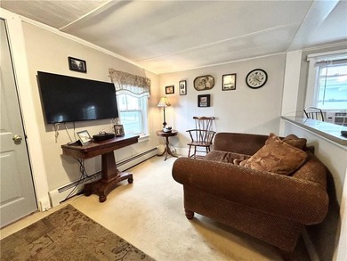 Contractor special! Bungalow in great location needs extensive - photo 12