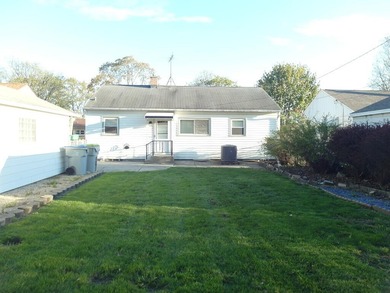 Location, location, location. Cozy, neat, 3-bedroom, 1 bath - photo 3