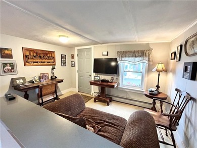Contractor special! Bungalow in great location needs extensive - photo 13
